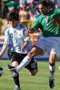 New United trialist Juan Manuel Pena tackles some dude no one's ever heard of (via halacelta.com)